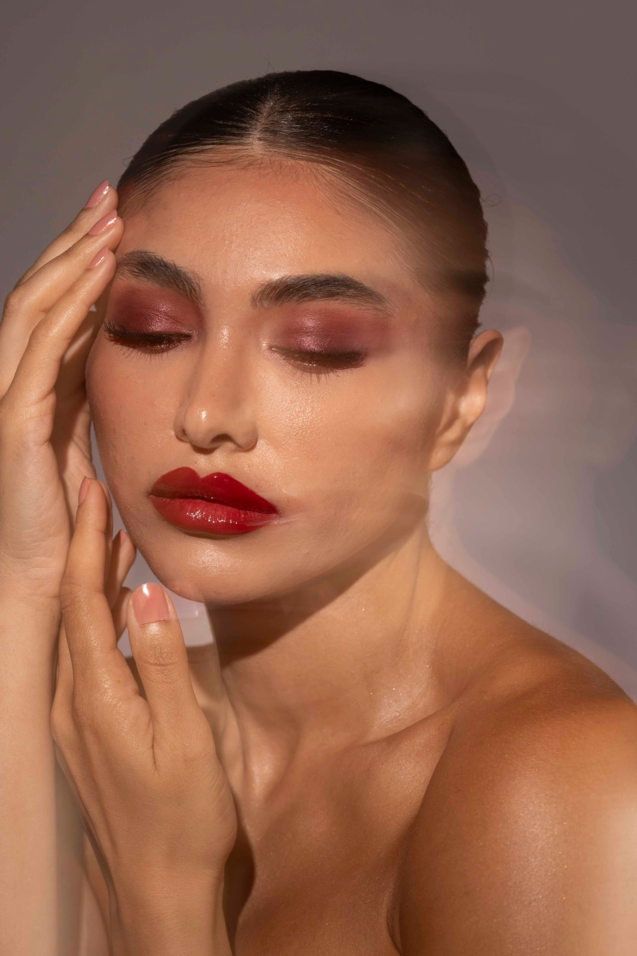 Femy Malekian mit rotem Lippenstift, Nahaufnahme