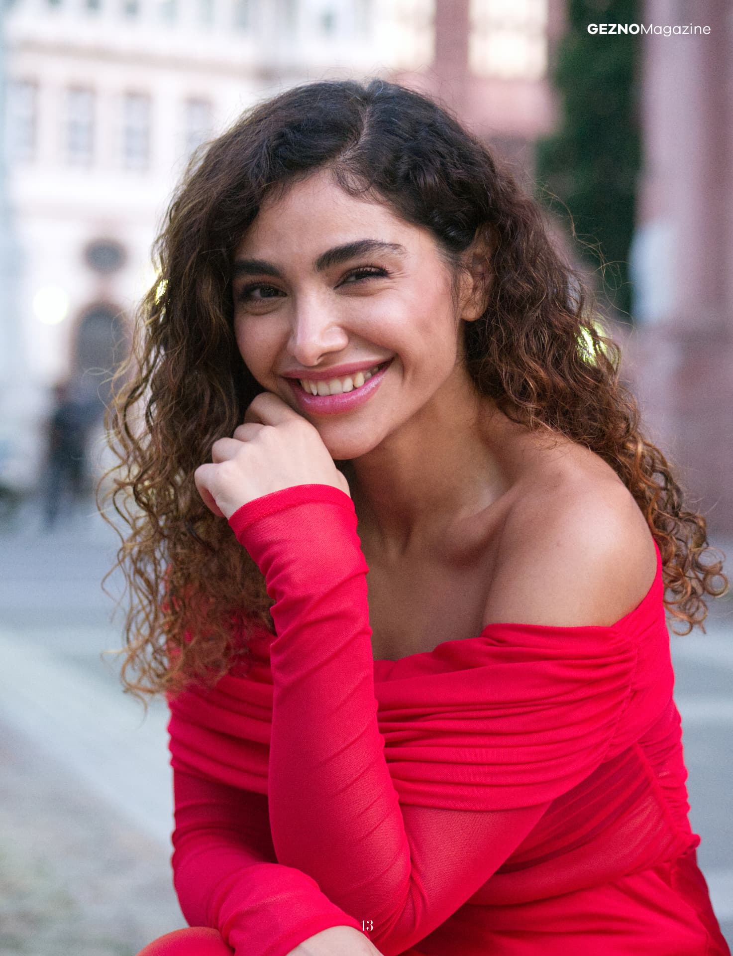 Femy Malekian im roten Kleid, Nahaufnahme